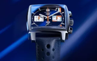 Home / Blog / Novità Orologi / Brevi / The King of Cool Comprerebbe Subito Il Nuovo TAG Heuer Monaco The King of Cool Comprerebbe Subito Il Nuovo TAG Heuer Monaco Il nuovo TAG Heuer Monaco Gulf Special Edition con i colori della Porsche 917 di Steve McQueen by Massimo Scalese 12 commenti Share Tweet Pin Share TAG Heuer Monaco Gulf Special Edition Una Porsche 917 di un timido celeste pastello interrotto da larghe strisce arancioni identificative dello sponsor Gulf e da grandi tabelloni bianchi tondi dove si usava apporre il numero di gara. Quella di Steve McQueen riportava il numero 20. Tanta nostalgia, oggi immortalata dal TAG Heuer Monaco Gulf Special Edition. Novità Watches & Wonders 2022, il Monaco – cronografo che molti piloti GT negli anni ‘70 non si separavano da lui neanche in corsa – è tornato, e per la prima volta monta il calibro Heuer 02. Indice Contenuti TAG Heuer Monaco Gulf Special Edition Per questa “prima meccanica” del Monaco TAG Heuer ha scelto i mitici colori Gulf che distinguevano le Porsche 917 ufficiali tra gli anni ‘60 e ‘70. Steve McQueen Heuer Monaco Steve McQueen Heuer Monaco – set film “Le Mans” Gestite dalla JW Automotive Engineering, ribattezzata Gulf Research Racing Company nel 1972, la scuderia inglese entrò nella leggenda per le sue partecipazioni alla classica di Le Mans, che vinse nel 1968, 1969 e 1975 con i colori dell’azienda petrolifera americana Gulf Oil, da sempre il suo più importante sponsor. Nel 1970 il famoso pilota svizzero Jo Siffert – amico personale di Jack Heuer – fu l’istruttore di Steve McQueen, anch’egli al volante della leggendaria Porsche Gulf nel film Le Mans, immancabilmente anche lui accompagnato al polso destro da un cronografo Monaco. TAG Heuer Monaco Gulf Special Edition La prima edizione TAG Heuer Monaco commemorativa Gulf uscì nel 2007. Oggi la Maison la riprende ma dotandola di un movimento con cronografo di manifattura dalle prestazioni eccezionali. Orologio Il design è come sempre sviluppato sui tre iconici colori Gulf, ma in questo orologio cambiano gli accostamenti cromatici: ora abbiamo uno speciale blu scuro, il turchese e l’arancione. TAG Heuer Monaco Gulf Special Edition esploso orologio Sul quadrante dell’orologio la cromia Gulf si mescola con l’estetica dalla personalità unica del Monaco, primo cronografo con cassa quadra, e nel 1969 in assoluto uno tra i primi cronografi mossi da un movimento automatico. I tre colori compaiono anche sui contatori dei minuti a ore 3. Il logo Gulf sul quadrante totalmente bianco è un’altra novità per i Monaco Gulf. TAG Heuer Monaco Gulf Special Edition dettaglio quadrante Il quadrante, molto curato anche come esecuzione, è spazzolato a raggi di sole opalino. Altro dettaglio, l’indice delle ore 12 è sostituito dal numero “60” lucido e rodiato, un rimando al numero di gara sulle auto da corsa Porsche Gulf. Invariata la cassa in acciaio che misura 39 mm ed è impermeabile sino a 100 metri.